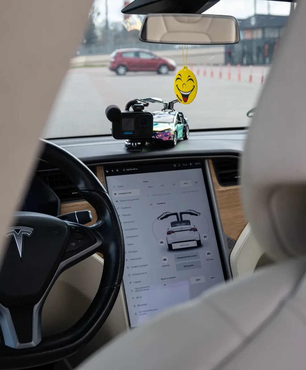 В салоне находится маленькая копия автомобиля