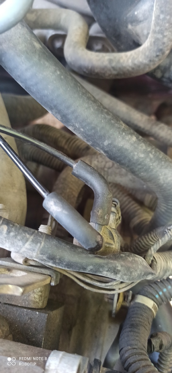 Рис. - резиновые наконечники вакуумных трубок на клапане Daewoo Lanos 1.5 8кл.