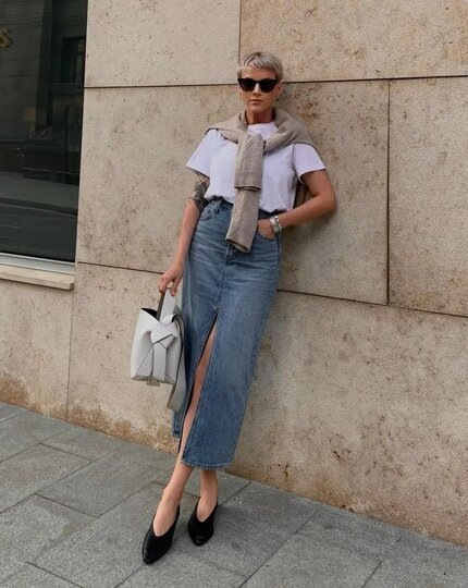    Базовая футболка с платком или накинутым на случай прохлады джемпером – отличное комбо для юбки из денима.Соцсети @pullya