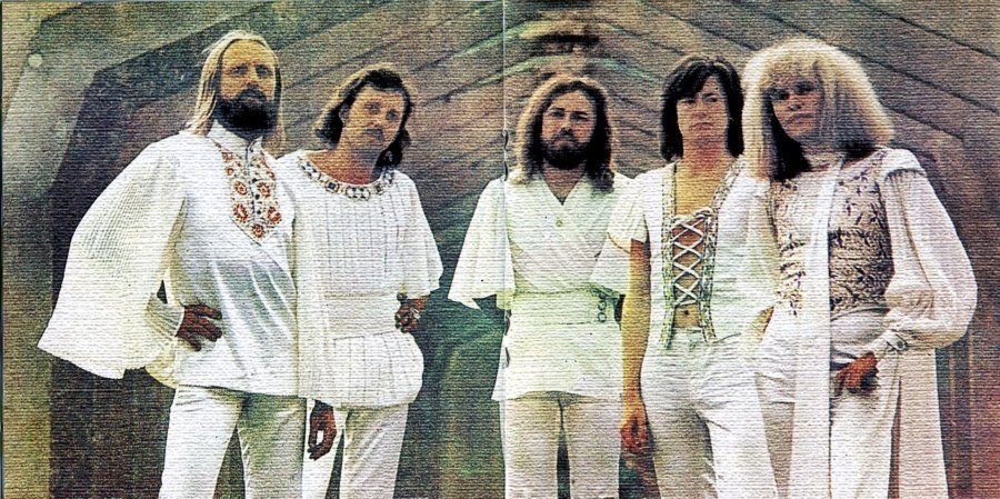 ...А также "Дмитрий-Лена ровно жил!". (Ладно, это воспринятые на слух цитаты из песен венгерской группы "Омега", альбом "Звёздный путь", 1978 г., децтво золотое.)