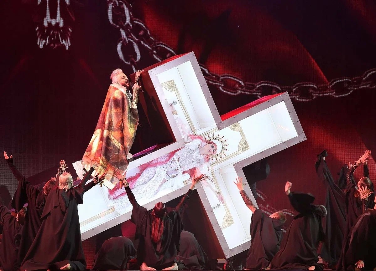 Печально известный перформанс Филиппа Киркорова, который стал поводом для бурных скандалов и порицаний...