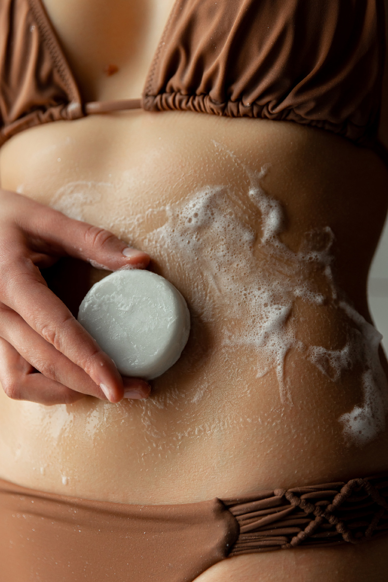 На фото: твердый гель для душа Нероли и жожоба be.sage