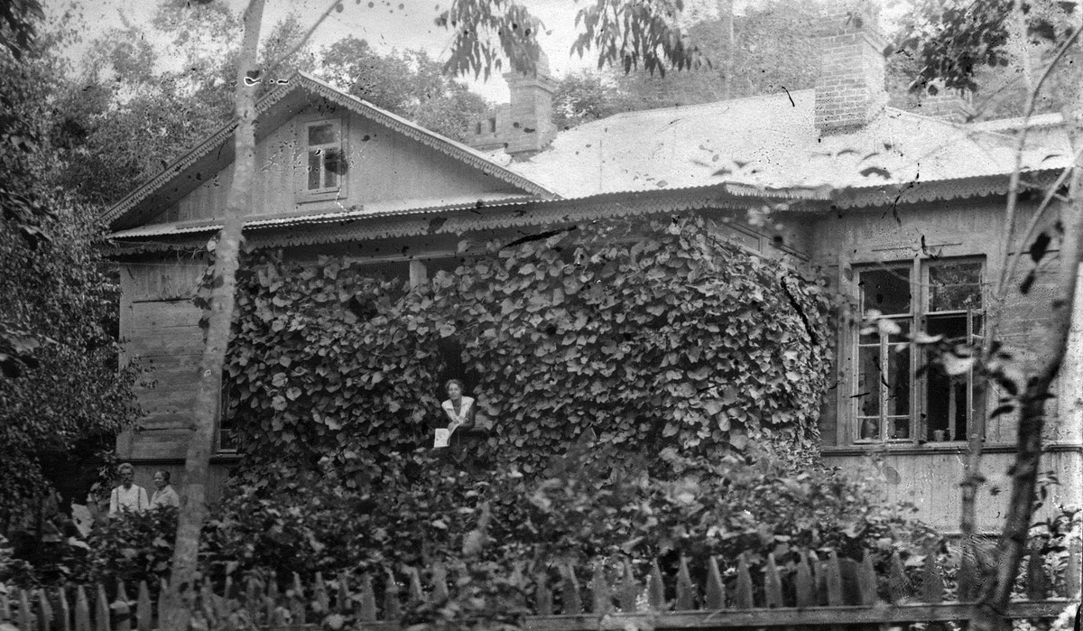 Дача семьи Маак, 1920-1930гг

Загородный дом семьи Маак в пригороде Владивостока на Седанке на улице Чайковского. Слева возле дома Эрнест Оскарович и Анна Ивановна Маак. На веранде — Елена Эрнестовна Маак.

Источник: семейный архив Андрея Иннокентьевича Вологдина, г. Санкт-Петербург.