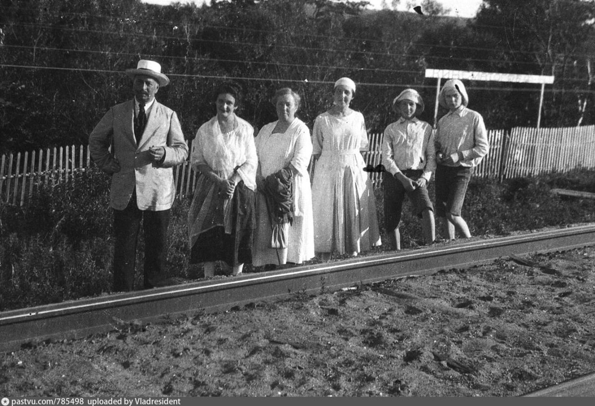 Семья Фёдоровых с соседкой по даче Еленой Михайловной Солечник в районе станции Седанка под Владивостоком, 1920-1923гг

Слева направо: Александр Львович Фёдоров, Е.М. Солечник, Изабелла Брониславовна Фёдорова, дети Фёдоровых: Елена, Георгий, Сергей.

Автор фото: Александр Солечник