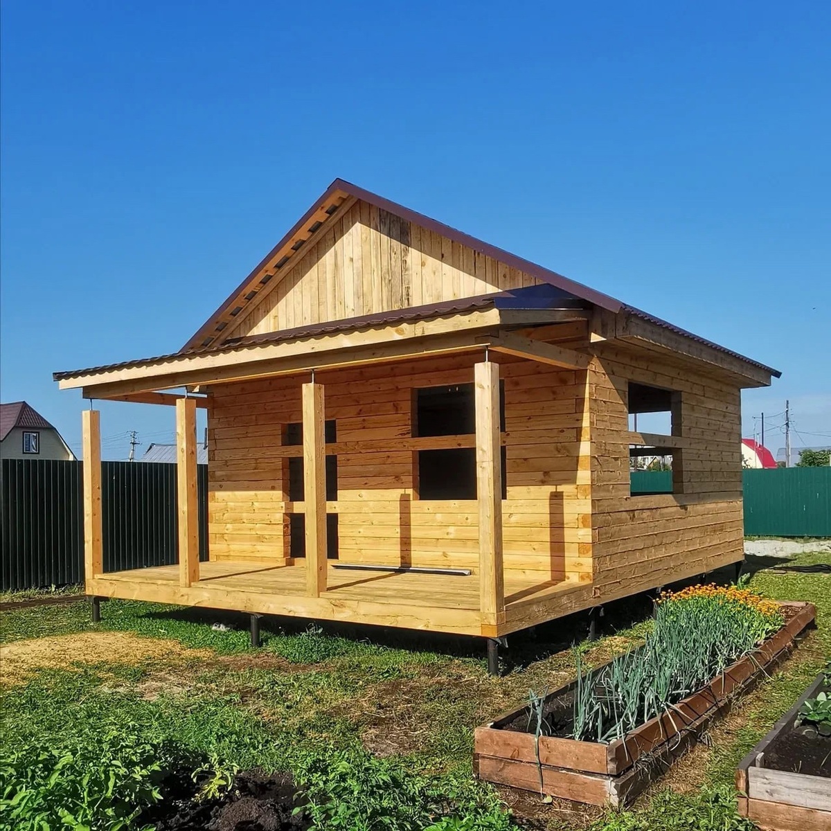 Дом из простого бруса, простроганного с одной стороны