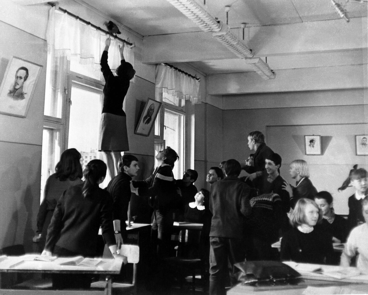     Кадр из фильма «Доживём до понедельника» / Legion-Media