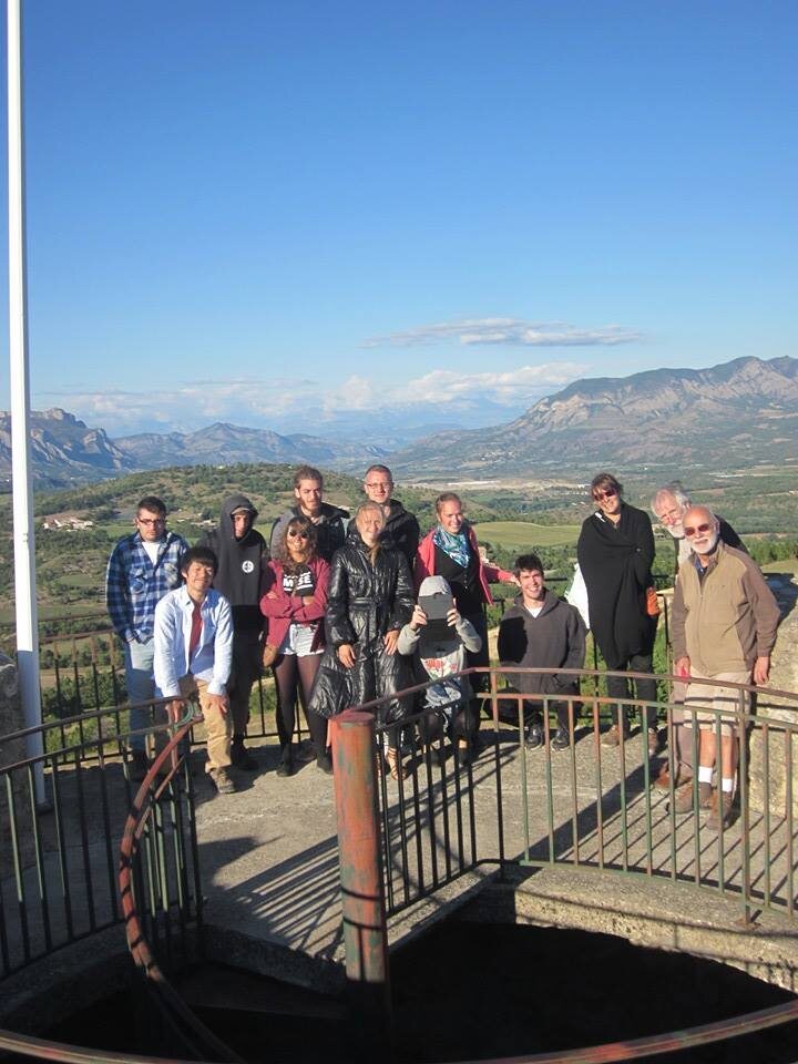 Фото самого замка не нашла; тут наша волонтерская команда на экскурсии. С этой башни можно увидеть в том числе и Монблан