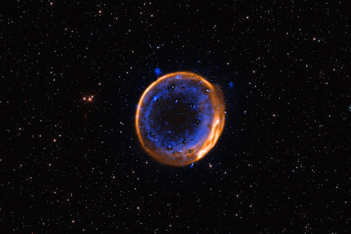Остаток сверхновой SNR 0509-67.5. Credit: ESO/P. Das et al. Background stars (Hubble): K. Noll et al.