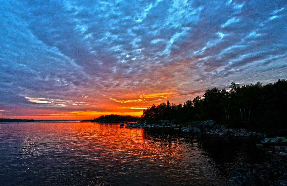 Типичный закат на Ладоге. Кстати, а Ладога — это Карелия?