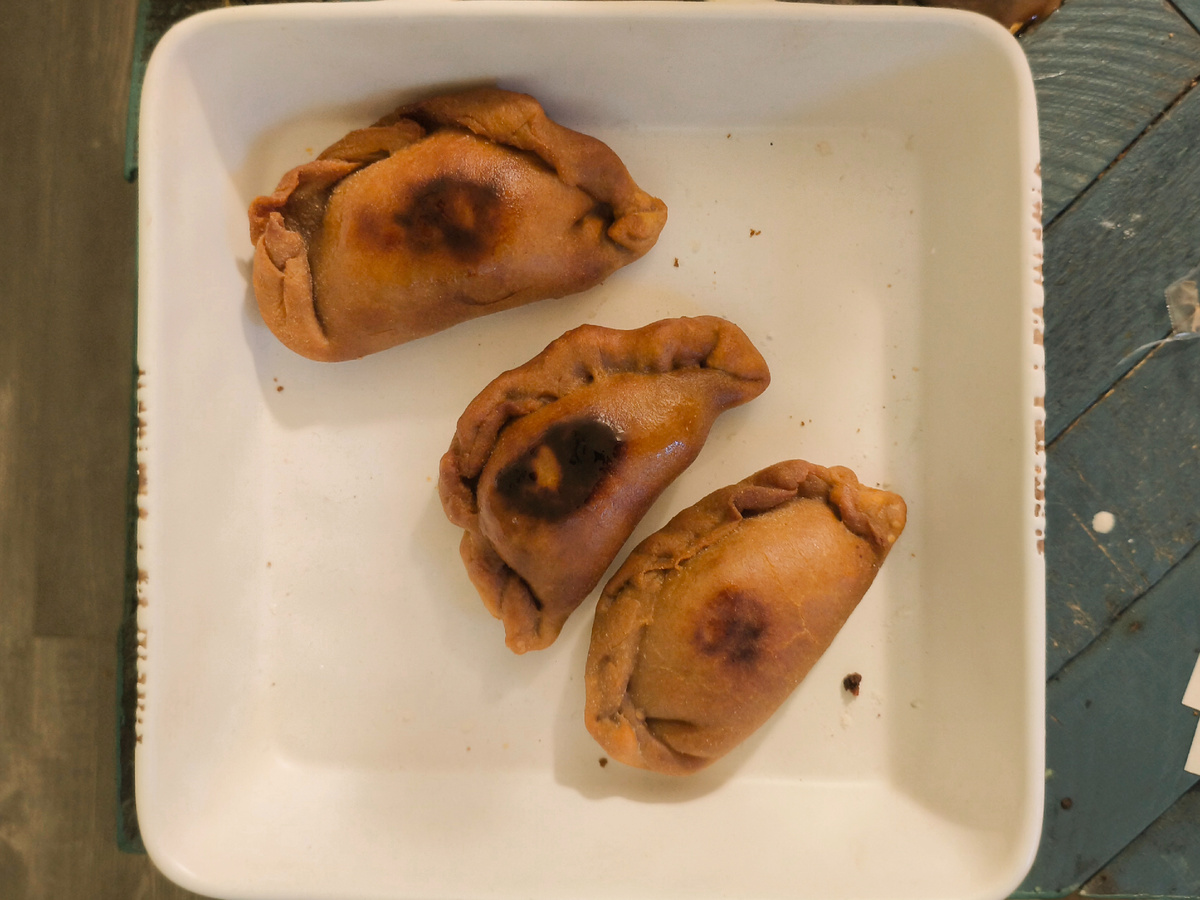 Вот такие прижареные получились у нас чебуреки, но главное - вкусные!