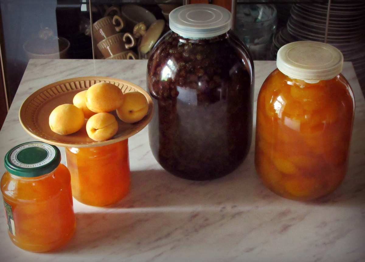 В тот день ещё и клубничное варенье варили, поэтому в кадре и оно тоже))