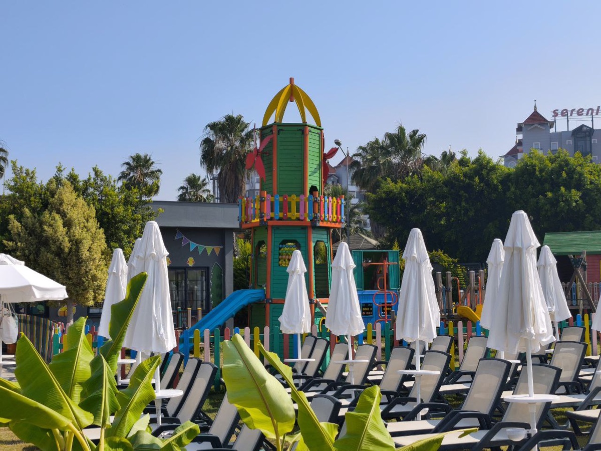 Детская площадка, а за ней детский клуб