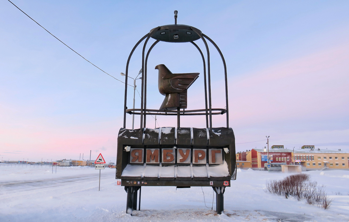 В нижней части стелы уже приличное количество наклеек авто-мотопутешественников, побывавших здесь.