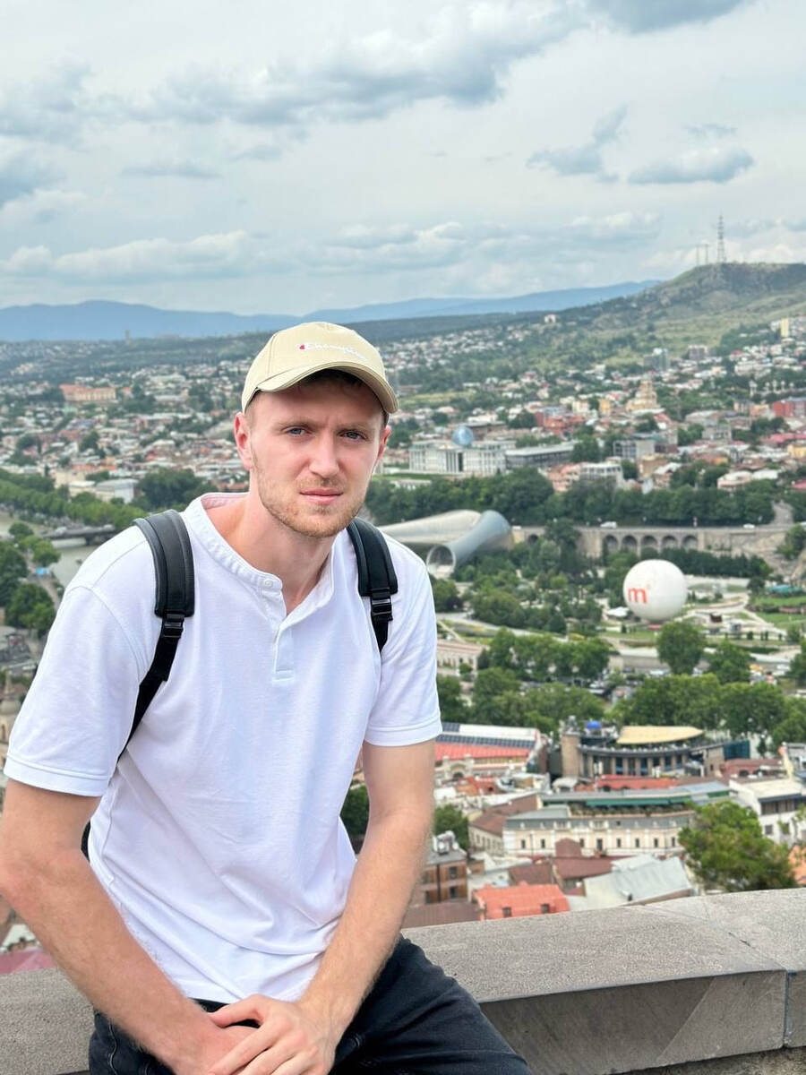    "Венгерский немного освоил - чтобы не затеряться в городе"