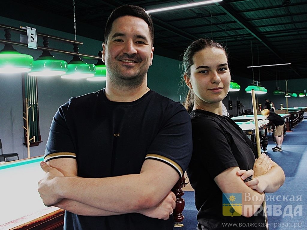 Наставник Михаил Волков со своей подопечной Екатериной Брытченко📷    Волжская школьница стала второй в мировом рейтинге бильярда и выиграла для папы электромобиль
