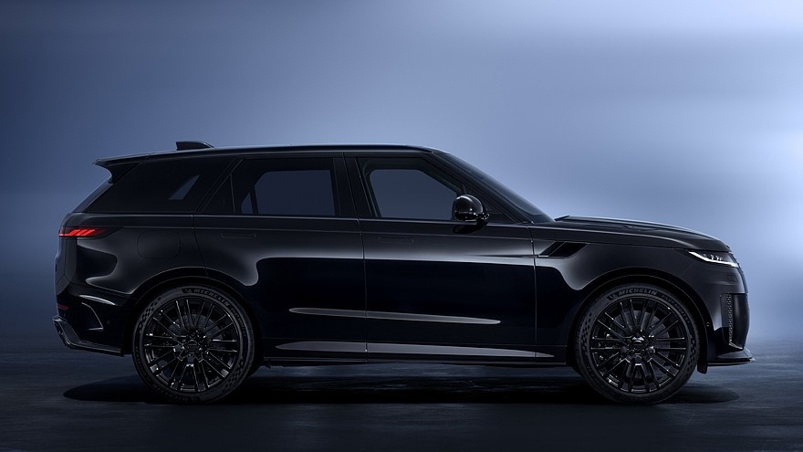   На фото: Range Rover Sport SV Black Edition