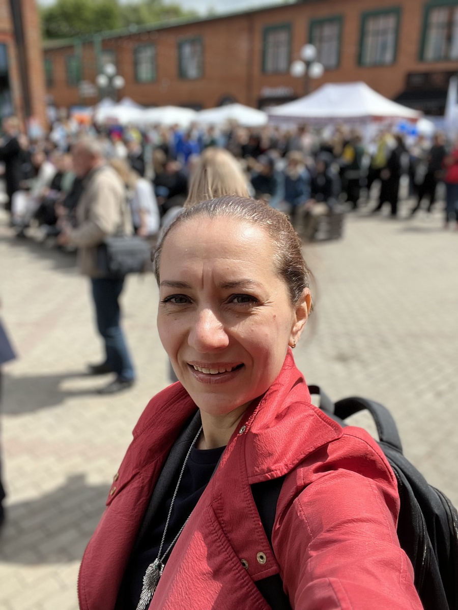 Фотографию только одну успела сделать на фоне людей)))