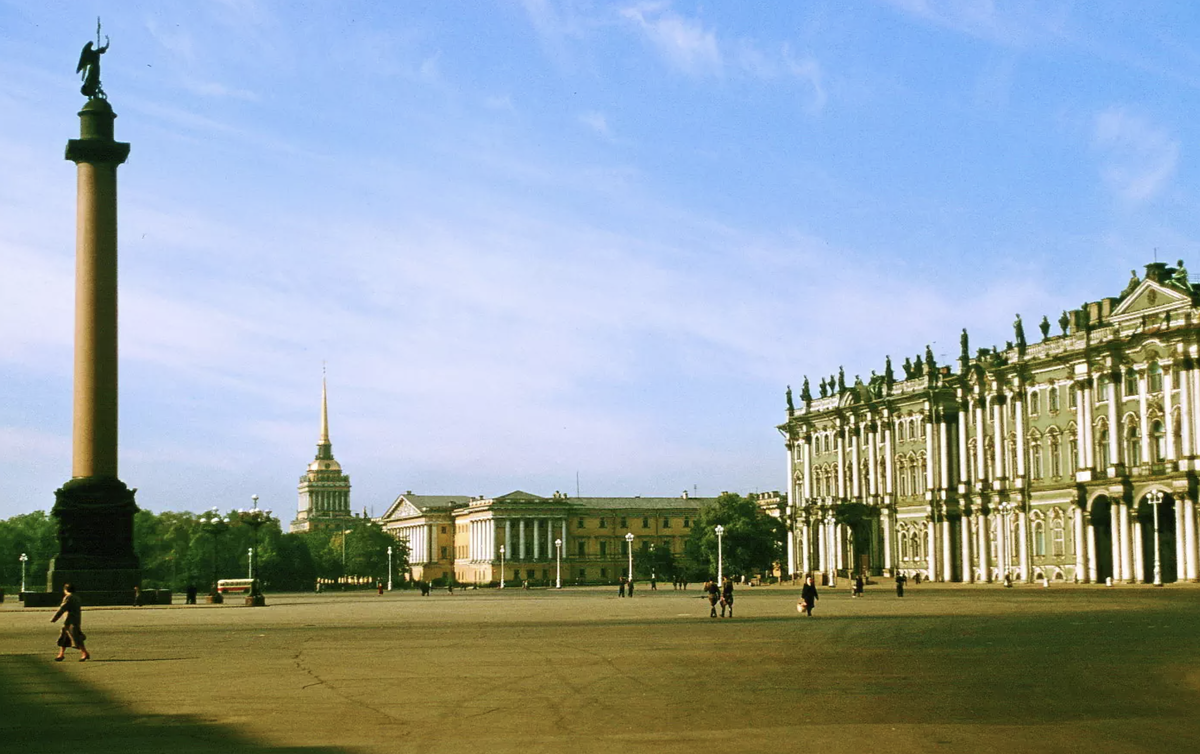 Дворцовая площадь на фото 1956 года.