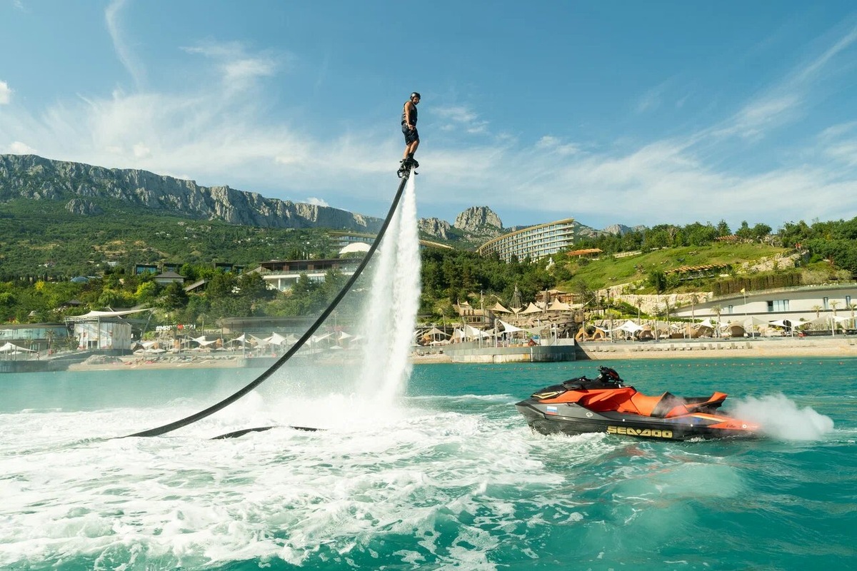 Летом на пляже отеля для отдыхающих доступны гидроциклы, сапы, водные лыжи и флайборд. Фото: Mriya Resort & Spa / Яндекс Карты