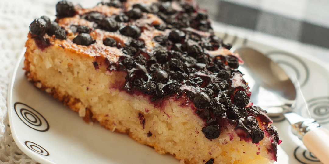 Снизу мягкая сладенькая основа, а сверху легкая черничная кислинка: пирог с простым составом и такой лёгкий в приготовлении