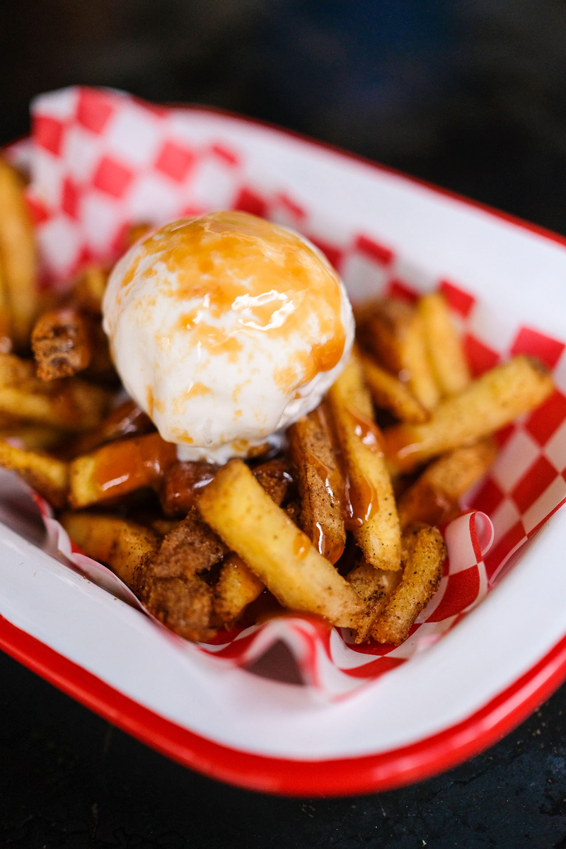    Острый мед с картофелем фри и мороженым