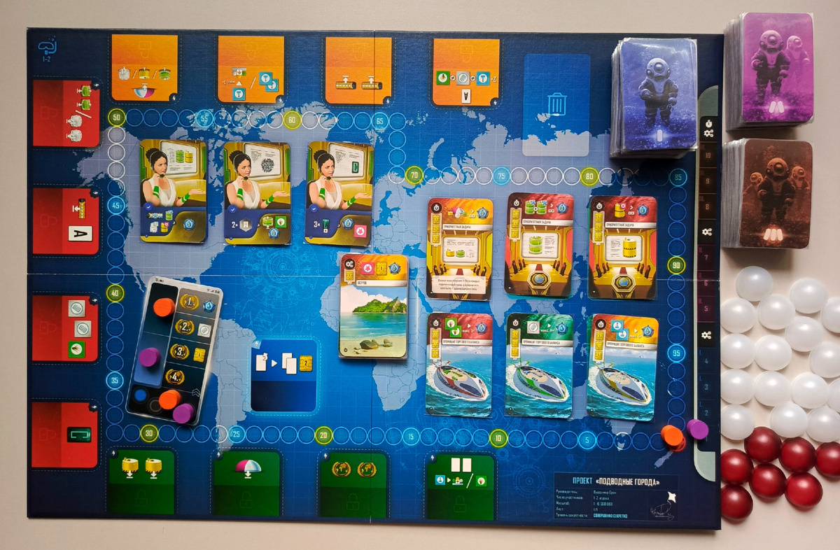 Игровое поле на двоих. С обратной стороны расположено поле на 3-4 игрока - там добавлено по одной ячейке действия каждого цвета