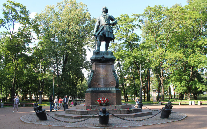 Петровский парк Кронштадта. Памятник Петру I