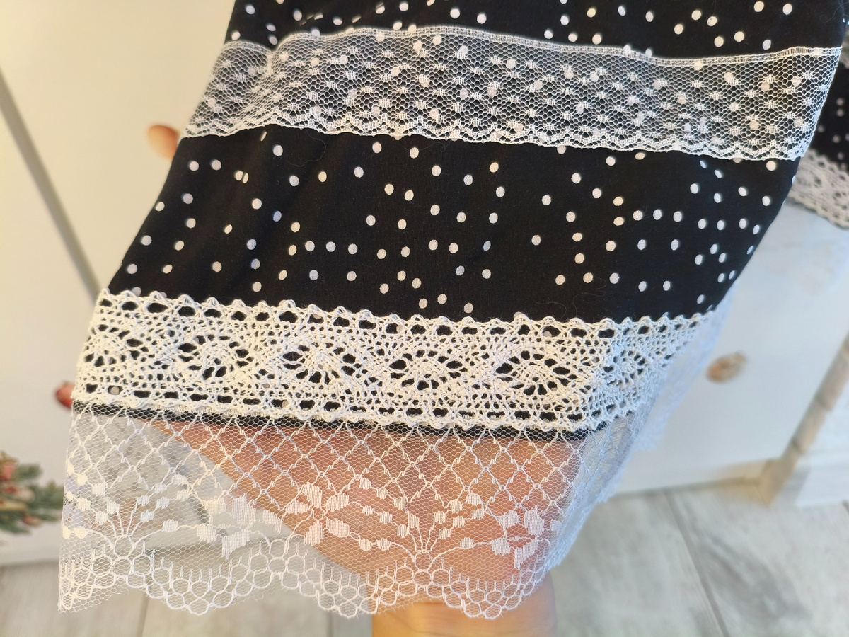 Перекрываю кружевом строчку пришивания нижнего кружева.