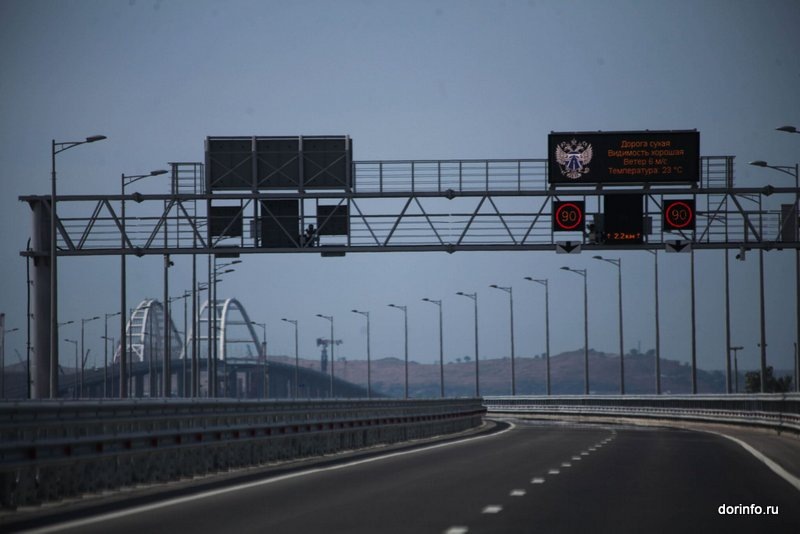     Перед Крымским мостом работает 110 пунктов ручного досмотра в Керчи и Тамани