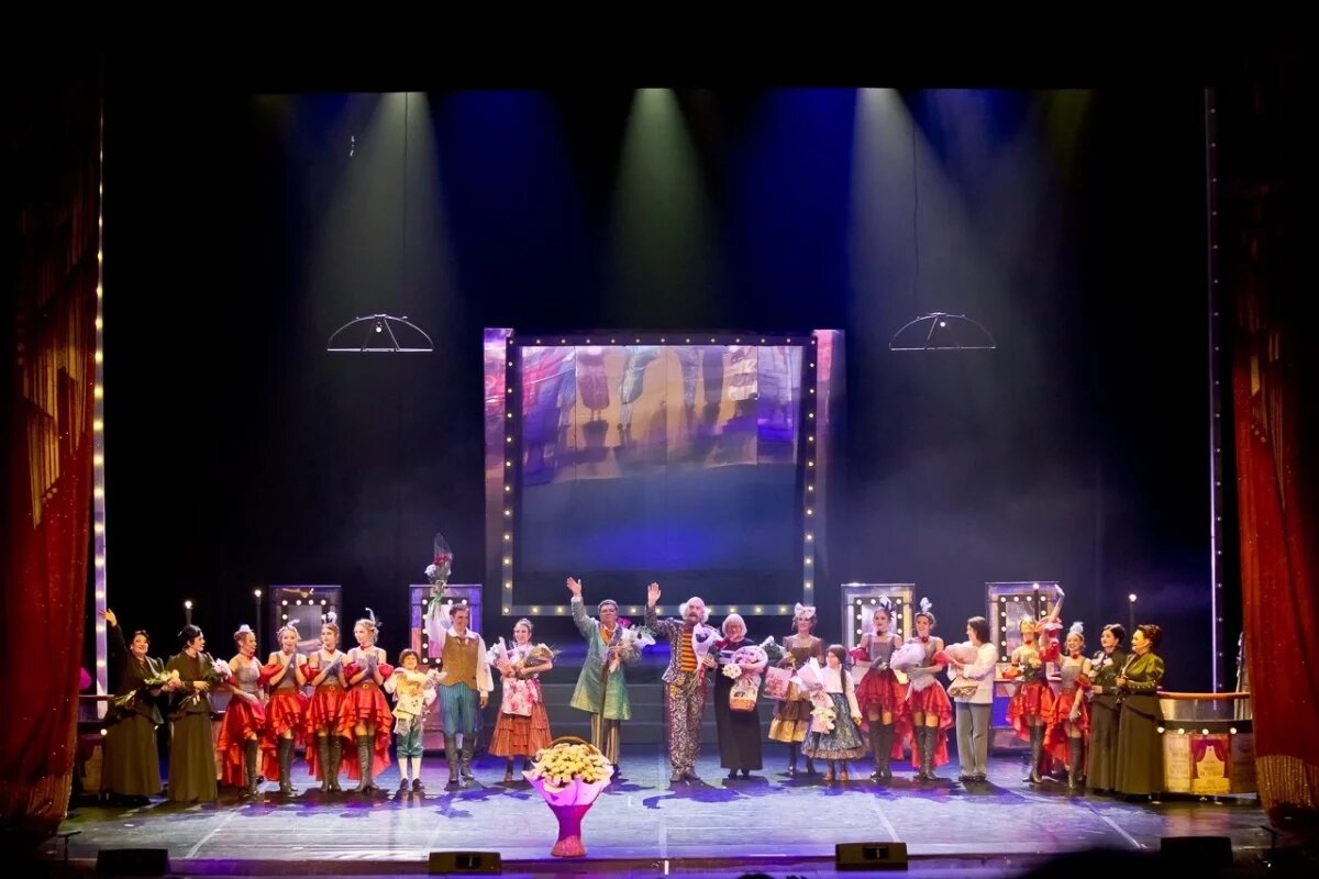    Главная песня тронула зрителей до глубины души, и публика слушала финальный номер стоя и держа фонарики.