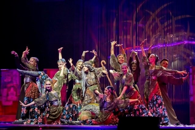    В музыкальную ткань спектакля органично вплелись и мотивы из «Летучего корабля» и песня «Гадалка» Фото: Омский государственный Музыкальный театр