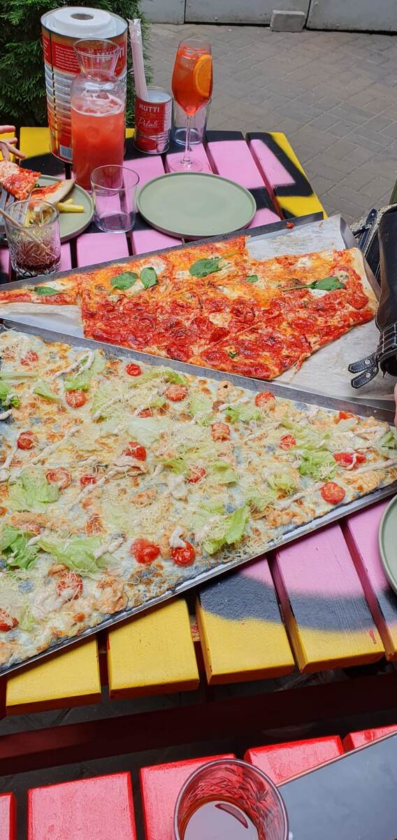 Пицца в виде огромного куска