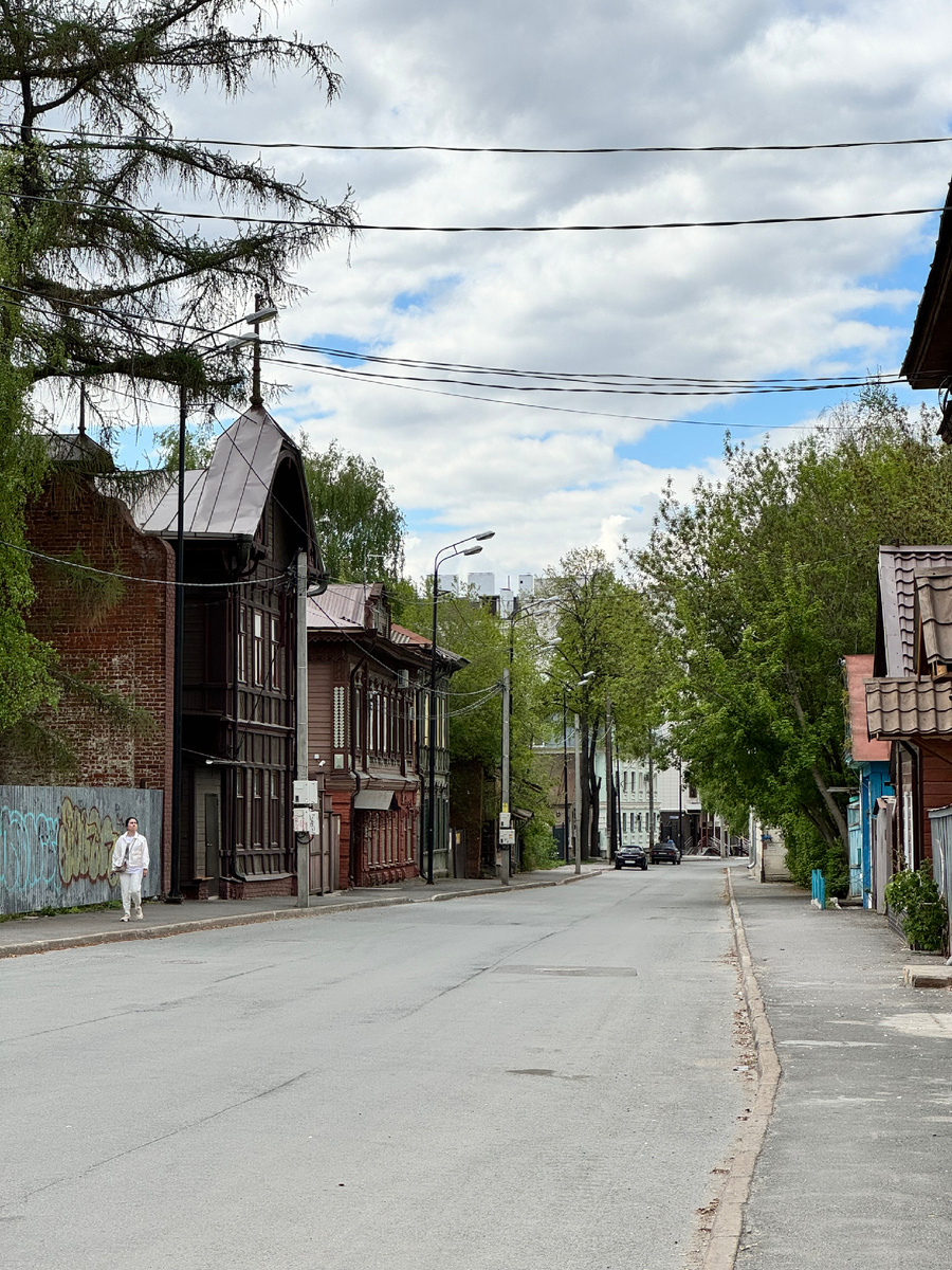 Улица Волкова. Слева дома 42 и 42а