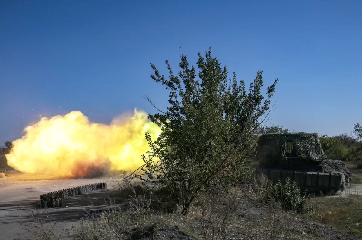    Танк Т-80 БВМ стреляет по позициям ВСУ