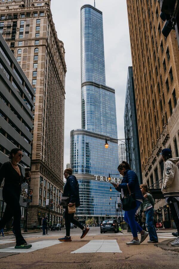 Члены семьи Трамп до сих пор упоминают свою чикагскую башню спустя 16 лет после её постройки, чтобы подчеркнуть значимость своего бизнеса и выбранную ими роль девелоперов.Фото...Джейми Келтер Дэвис для The New York TimesИзображение