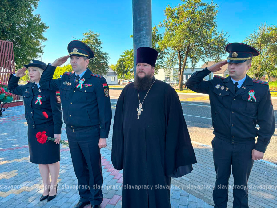     Эта дата священна: сотрудники Копыльского РОВД почтили память тех, кто стоял на защите нашей Родины