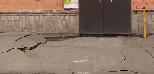     В Красноярске целый подъезд пятиэтажки пришлось расселить после провала грунта