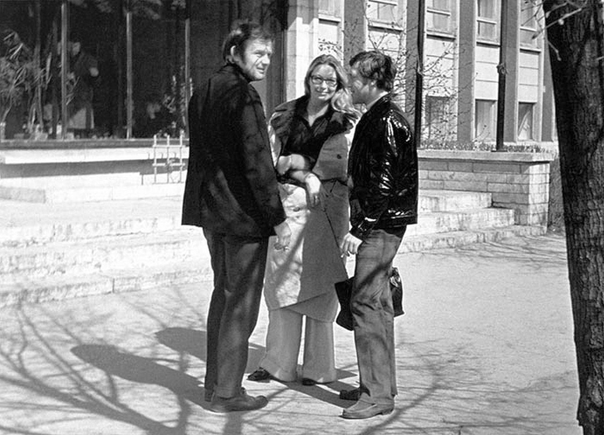 Время сохранило этот памятный снимок В. Высоцкого и М. Влади с М. Тальвиком, сделанный М.Соосааром у здания ЭТВ в мае 1972 года. 