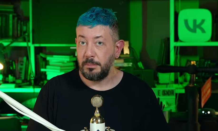 Фото: кадр шоу «Самые честные новости» Артемия Лебедева в соцсети «Вконтакте»