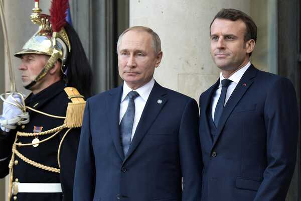 Президент РФ Владимир Путин и президент Франции Эммануэль Макрон на церемонии официальной встречи в Елисейском дворце, 2019 год / Алексей Никольский/РИА Новости  