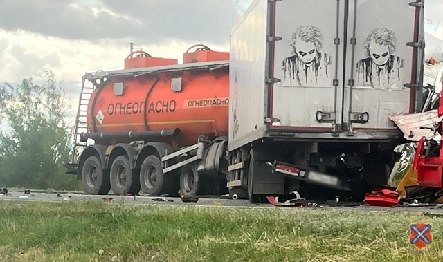    На месте ДТП (фото: пресс-служба ГУ МВД по Волгоградской области)