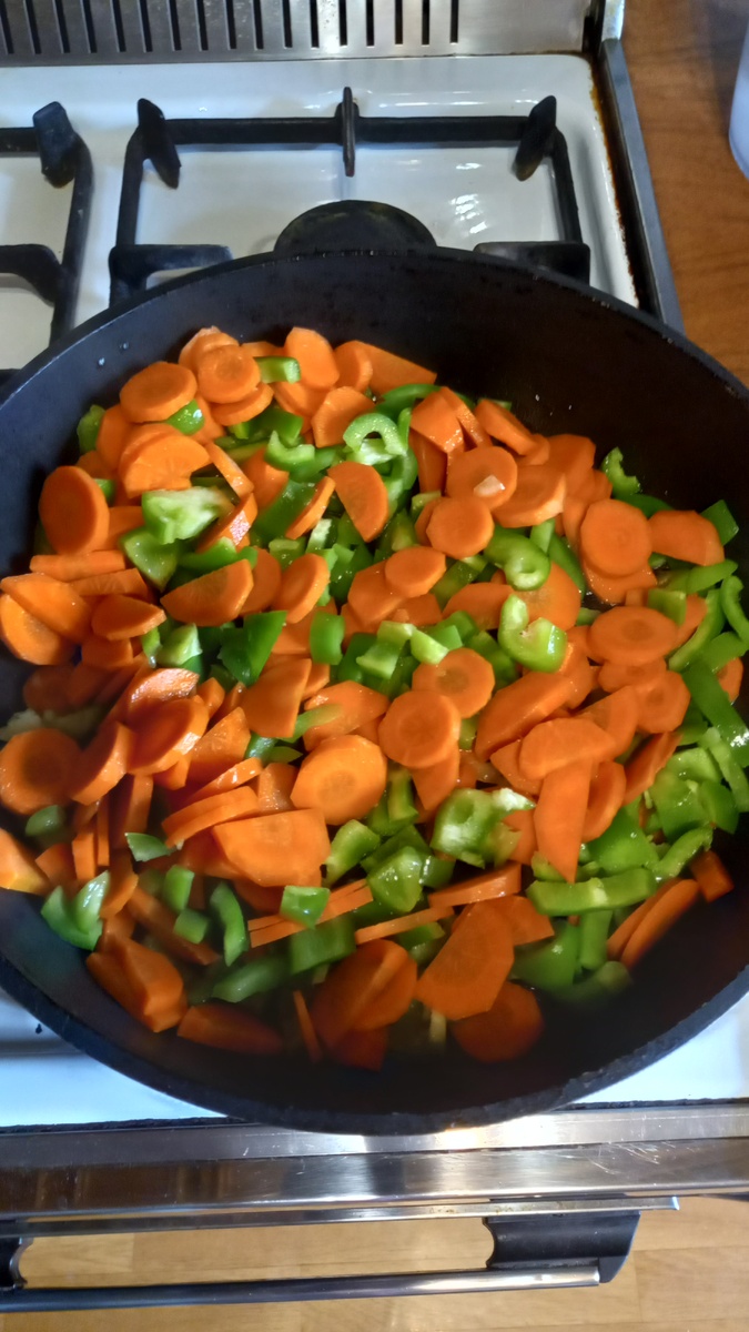 Овощное рагу с баклажанами и кабочками