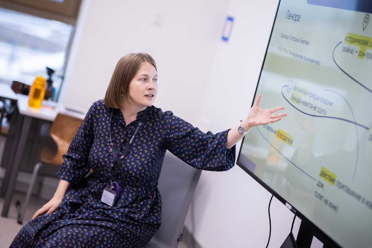 Фото из школьного архива: Анна Владимировна выступает на Фестивале языков и культур