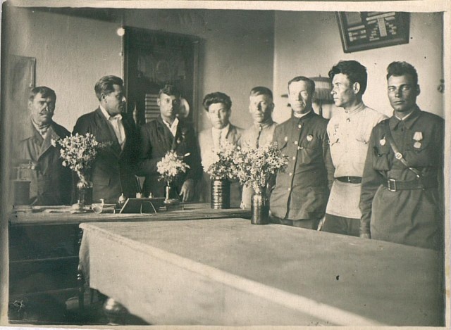 Группа артистов татарского академического театра в Актанцшском районе (4-ый справа - Герой Советского Союза Галеев), 1945 г..jpg