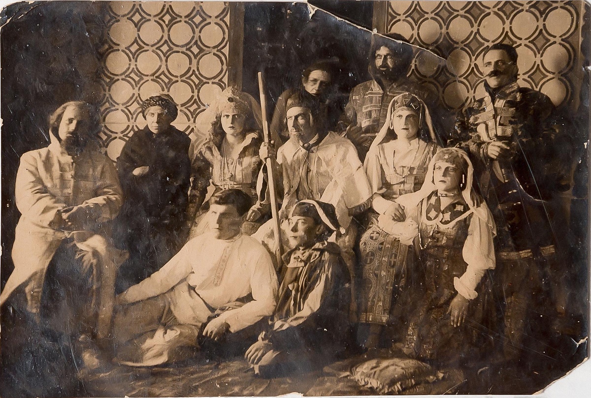 Самодеятельные артисты клуба станции Нурлат. 1941-1942.. jpg