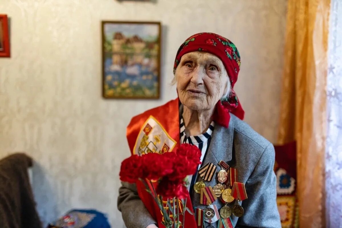    Почетный знак вручили в Смоленске ветерану Лидии Привольневой