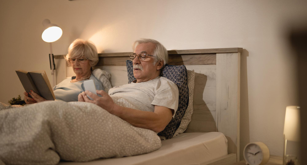 Врачи: Эти 5 вещей нельзя делать в постели после 60 лет