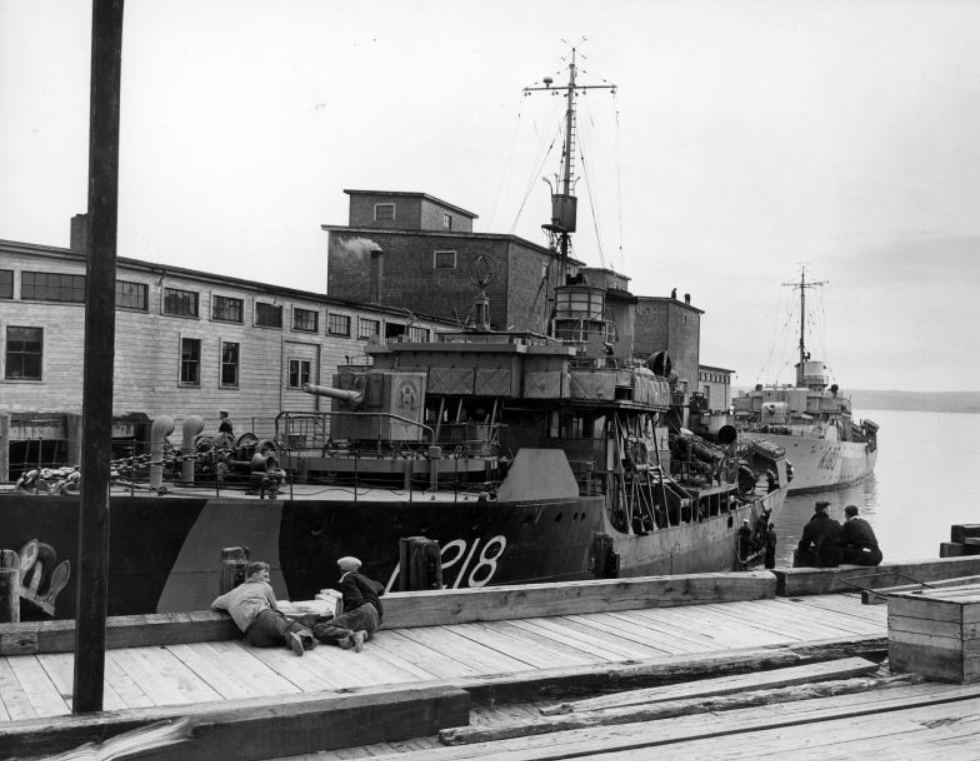 Канадские корветы «Брэнтфорд» (HMCS Brantford) и «Коллинвуд» (HMCS Collingwood) стоят у входа в док в Дигби (Новая Шотландия).