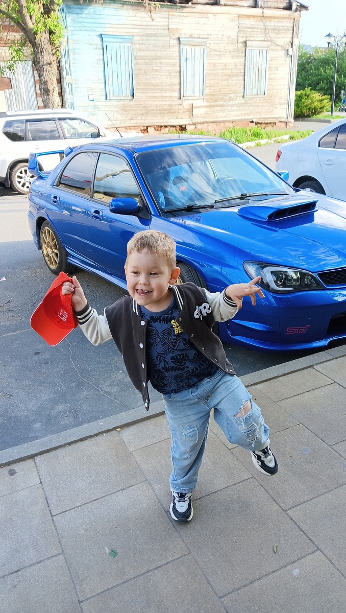 Ходили гулять в городской парк и на входе стояла машина, которая очень сильно Вовке понравилась и я решил запечатлить сына с его объектом внимания.