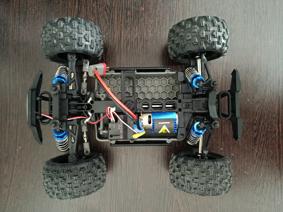 MJX 16108 со снятым кузовом и извлеченным аккумулятором